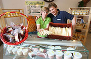 Beste Qualität der selbsterzeugten Produkte, das garantieren Ihnen Resi und Jakob Koppold persönlich!(Foto: Spargelhof Schönauerhof Koppold)